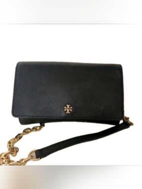 Tory Burch Thea classy crossbody bag (S) made of black leather. It features a sn